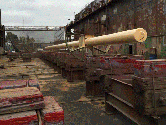 Mesanmasten lyfts på plats